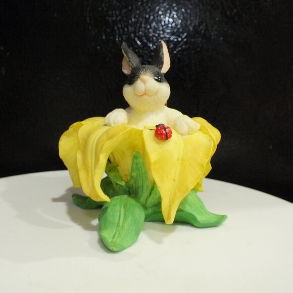 Charming Tails Dean Griff Bunny in a Lily 89305 Retired - Picture 2 of 9